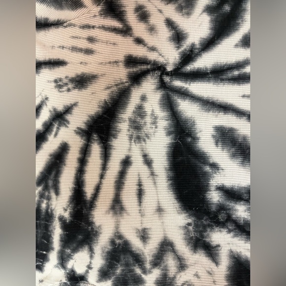 2/$20 - Charlotte Tarantola Black and WhiteTie-Dye Top / Sparkly Buttons - XS - Picture 7 of 7